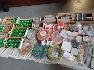 une table sur laquelle sont disposés de nombreux appareils électroniques de toutes sortes
