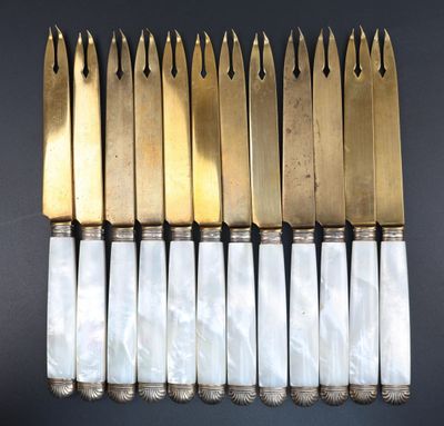 un ensemble de six couteaux en or et en nacre