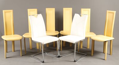 quatre chaises sont disposées en cercle sur une surface grise