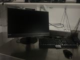 une photo d'un bureau d'ordinateur avec un écran et un clavier