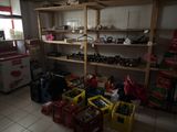 une pièce remplie de boîtes et d'étagères