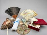 de nombreux types d'éventails et d'autres objets sur la table