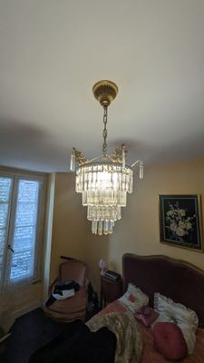 un lustre suspendu au plafond d'une chambre à coucher