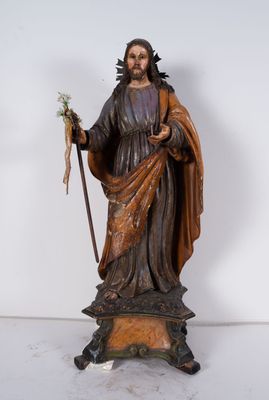 statue en bois représentant Jésus tenant un bâton et une fleur à la main