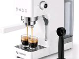 une image d'une machine à café avec deux tasses de café