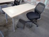 une image représentant un bureau et une chaise dans un environnement de bureau