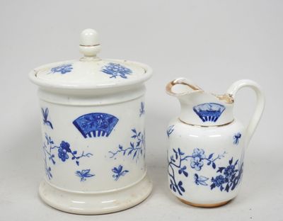 un vase bleu et blanc et un pichet blanc et bleu