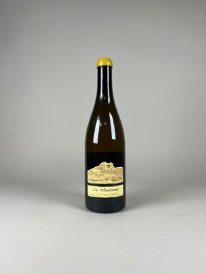 la bouteille de vin est vide sur la table