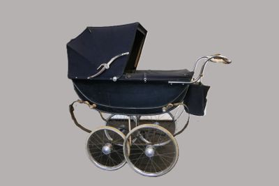 une poussette sur laquelle est posé un ordinateur portable