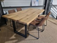 1 table faisant bureau piètement en métal noir, plateau en c…