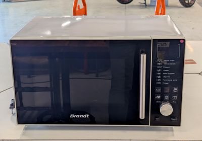 un micro-ondes posé sur un comptoir dans un magasin