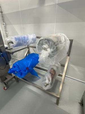 un homme debout à côté d'une machine dans une pièce