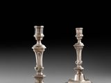 une paire de bougeoirs en argent sur fond gris