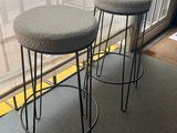 deux tabourets posés devant une fenêtre
