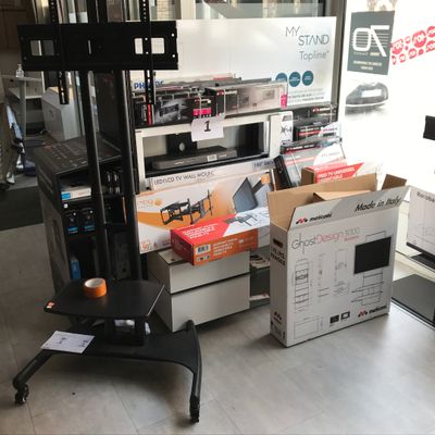 de nombreuses boîtes contenant des appareils électroniques posées par terre dans le magasin