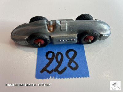 une petite voiture en argent sur laquelle figure un numéro