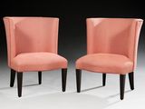 une paire de fauteuils rembourrés roses aux pieds noirs