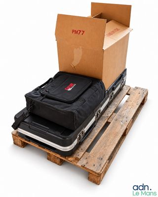 deux valises posées sur une palette, elle-même posée sur une autre palette