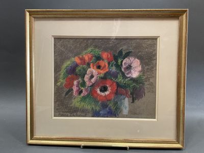 tableau représentant un vase de fleurs dans un cadre doré sur fond gris