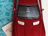 une voiture jouet posée sur une table