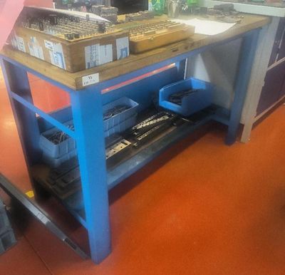 un établi sur lequel se trouvent tout un tas d'outils