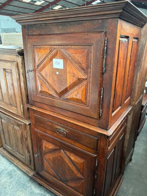 une armoire en bois qui se trouve dans un entrepôt