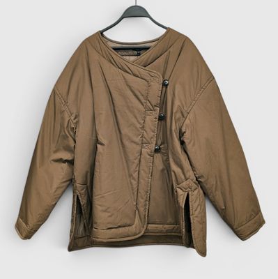 l'image d'une veste suspendue à un cintre sur un mur