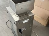 une machine posée sur le sol à côté d'une boîte