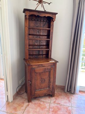 un meuble en bois surmonté d'une horloge