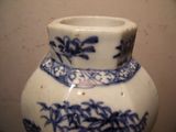 un vase bleu et blanc posé sur une table