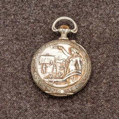 une montre de poche en argent sur laquelle figure le portrait d'une femme