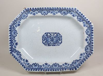 une assiette bleue et blanche ornée d'un motif décoratif