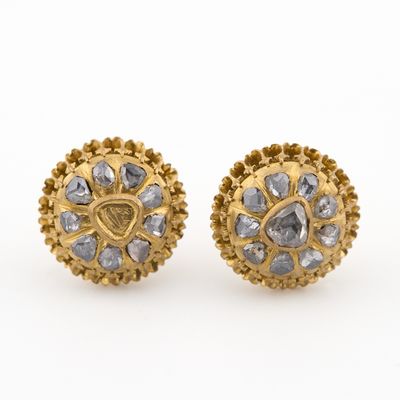 une image d'une paire de boucles d'oreilles en or et diamants