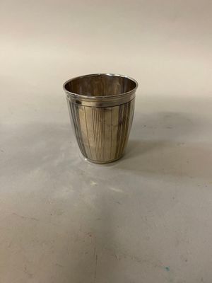 l'image d'une coupe en argent posée sur une table