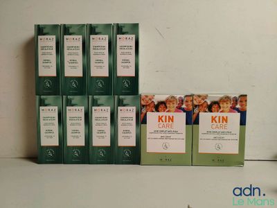 plusieurs boîtes de produits de soin pour la peau posées sur une table