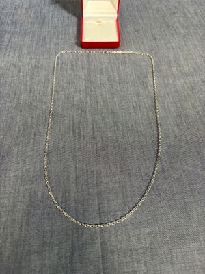 un collier en argent surmonté d'un petit coffret rouge