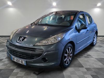 la voiture bleue est garée sur un sol en damier dans le garage