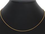 un collier à chaîne en or sur un mannequin mannequin mannequin mannequin mannequin mannequin mannequin mannequin mannequin mannequin