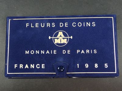 un gros plan sur une boîte bleue sur laquelle est apposée une étiquette