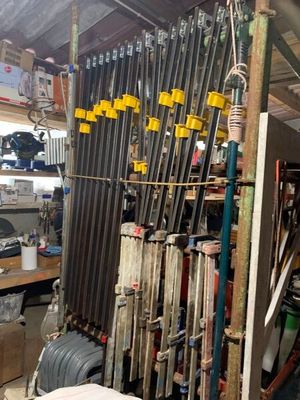 de nombreux skis et bâtons de ski empilés dans une pièce