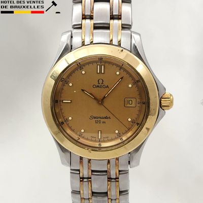 une image représentant une montre en or et en argent sur fond blanc