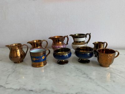 de nombreux types de tasses et de pichets sur la table