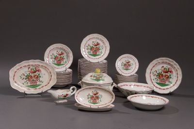 un grand nombre d'assiettes et de bols posés sur une table