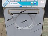 les cartons sont empilés les uns sur les autres par terre
