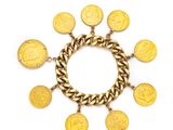 un bracelet en or orné de pièces et entouré d'une chaîne