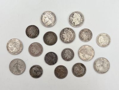 un assortiment de pièces de monnaie en argent et en argent sur une surface blanche