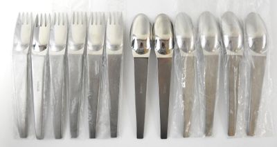six fourchettes et un couteau dans un sac en plastique