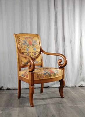 une chaise placée devant un rideau