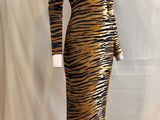 une robe de mannequin ornée d'un motif tigré