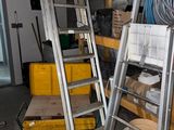 une échelle appuyée contre un mur dans un garage